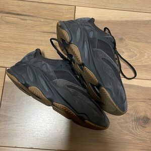 Wore twice Yeezy boost 700 black